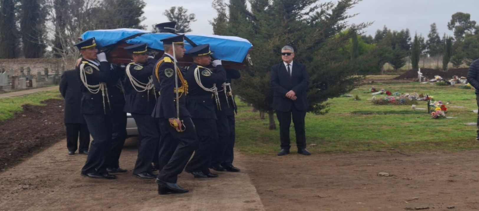 Imagen de la noticia: Tres Arroyos: conmovedora y multitudinaria despedida a un policía asesinado