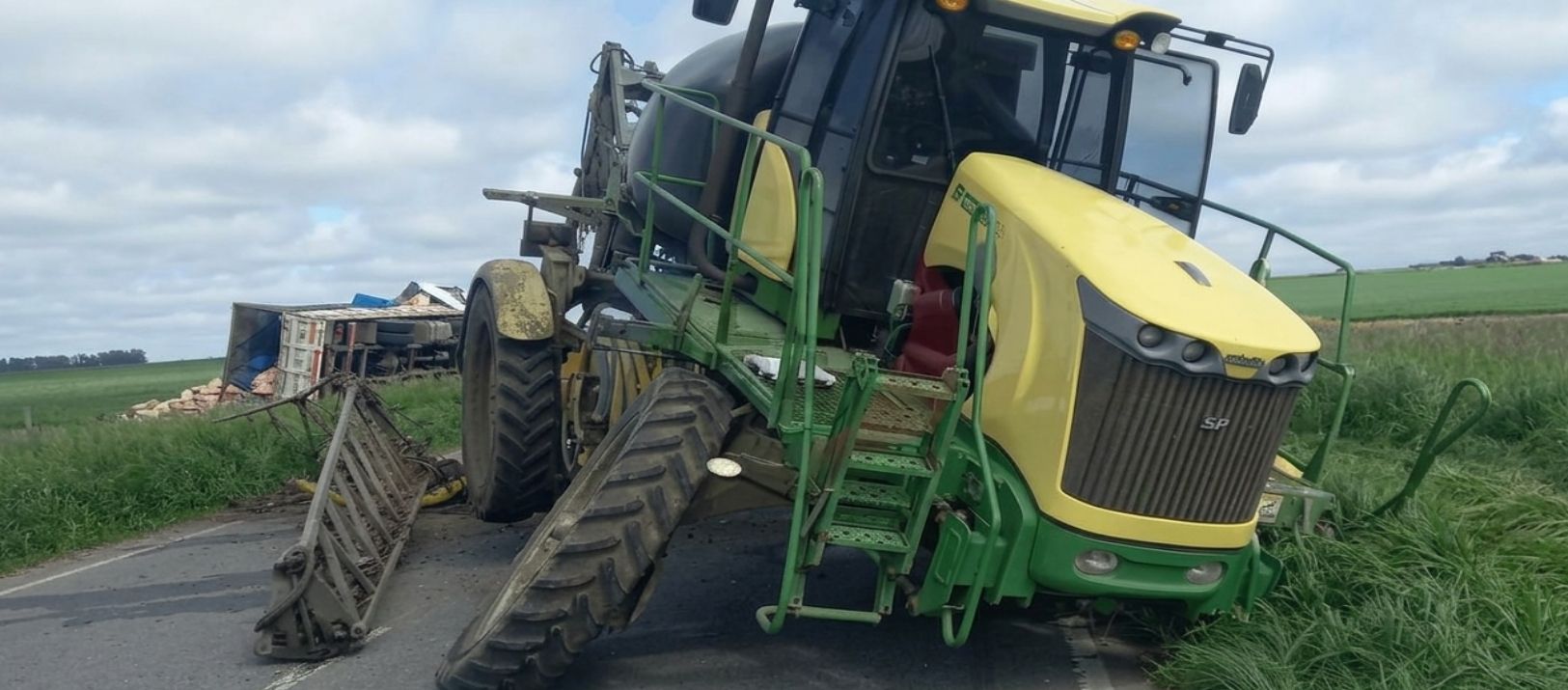Imagen de la noticia: Un camión volcó tras chocar contra un fumigador en Tres Arroyos