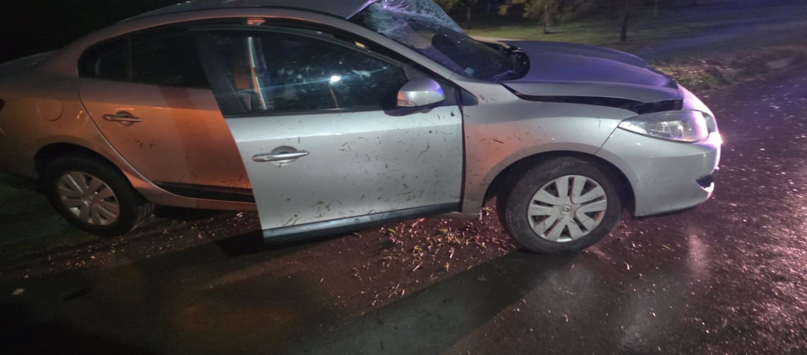 Imagen de la noticia: Un conductor hospitalizado tras chocar de frente contra un poste de luz