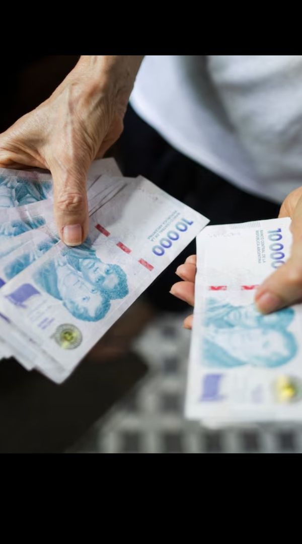 Imagen de la noticia: El Gobierno impulsa para las paritarias un salario mínimo de más de $1.000.000