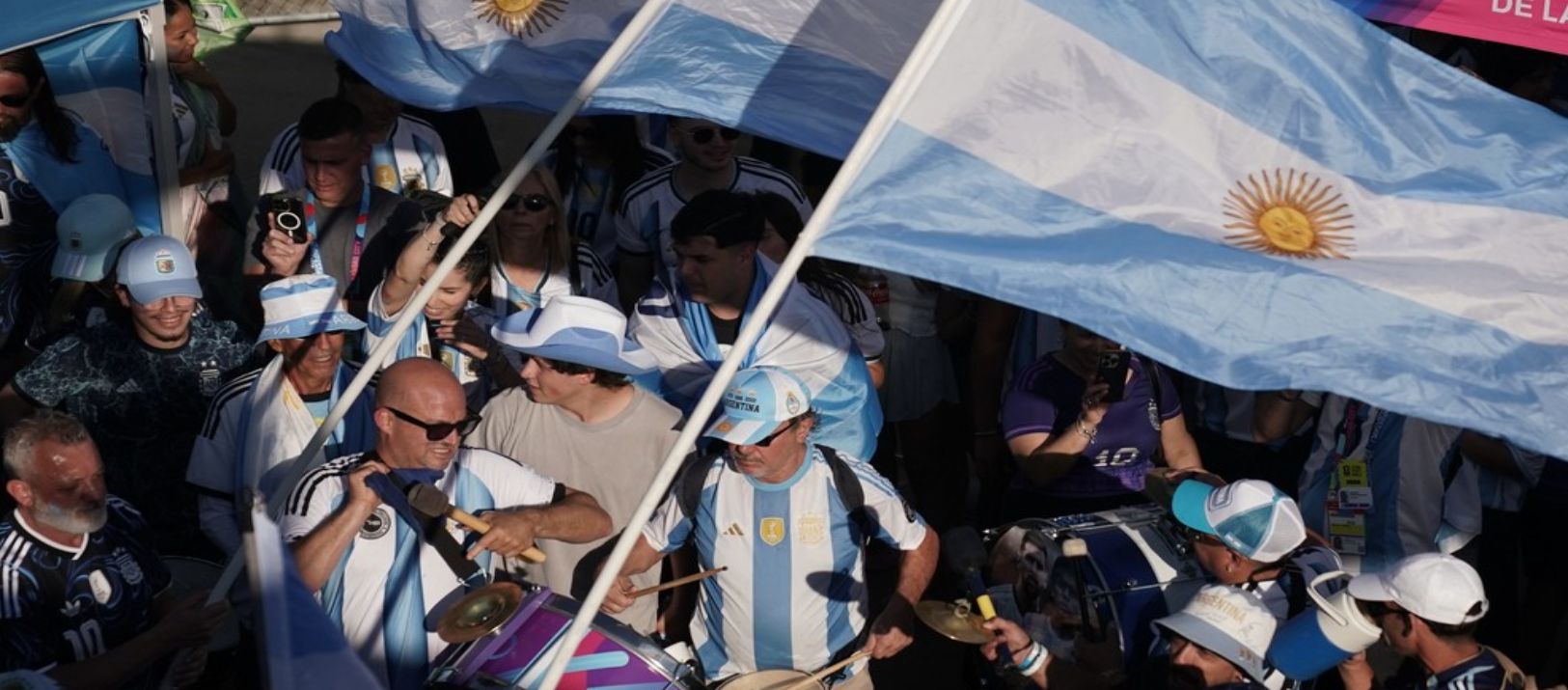 Imagen de la noticia: Los hinchas de la Selección armaron el primer banderazo en Kansas