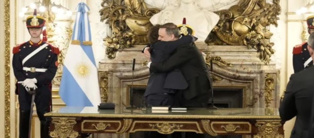 Imagen de la noticia: Milei le tomó juramento a Manuel Adorni, quien asumió la Jefatura de Gabinete