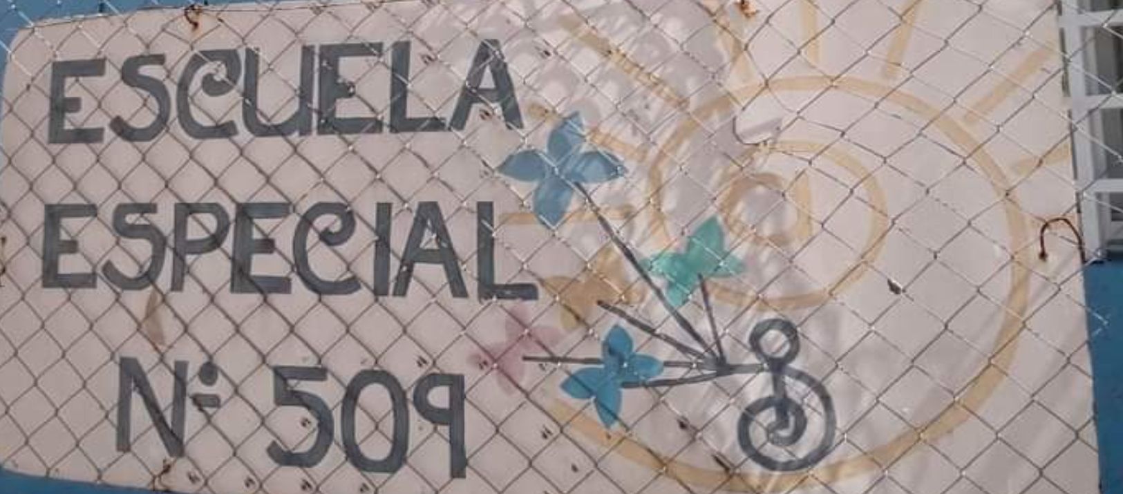 Imagen de la noticia: Pese al clima, se dio el simbólico abrazo a la Escuela Especial 509