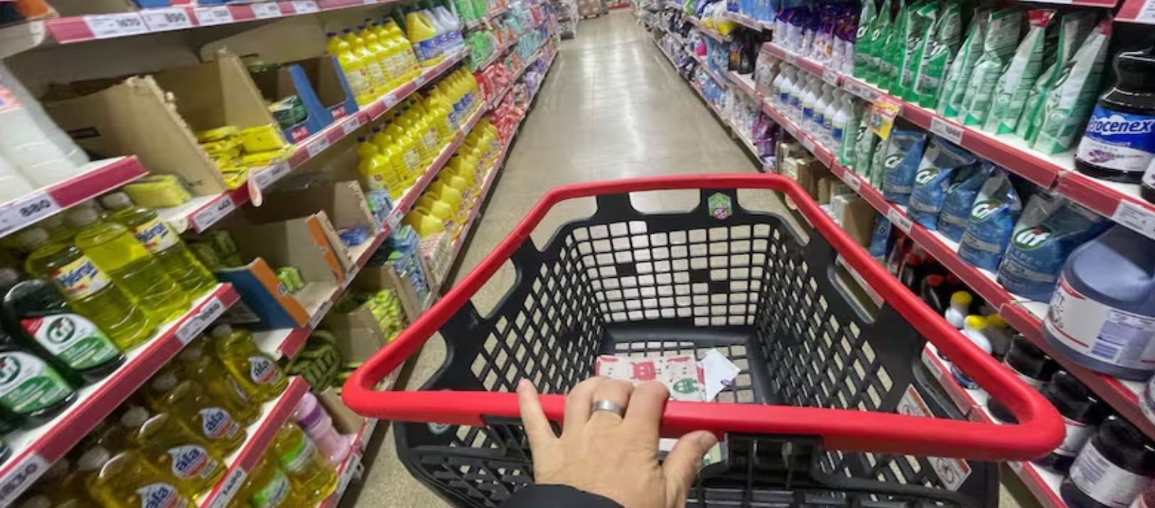 Imagen de la noticia: INDEC: las ventas en supermercados y mayoristas registraron caídas interanuales