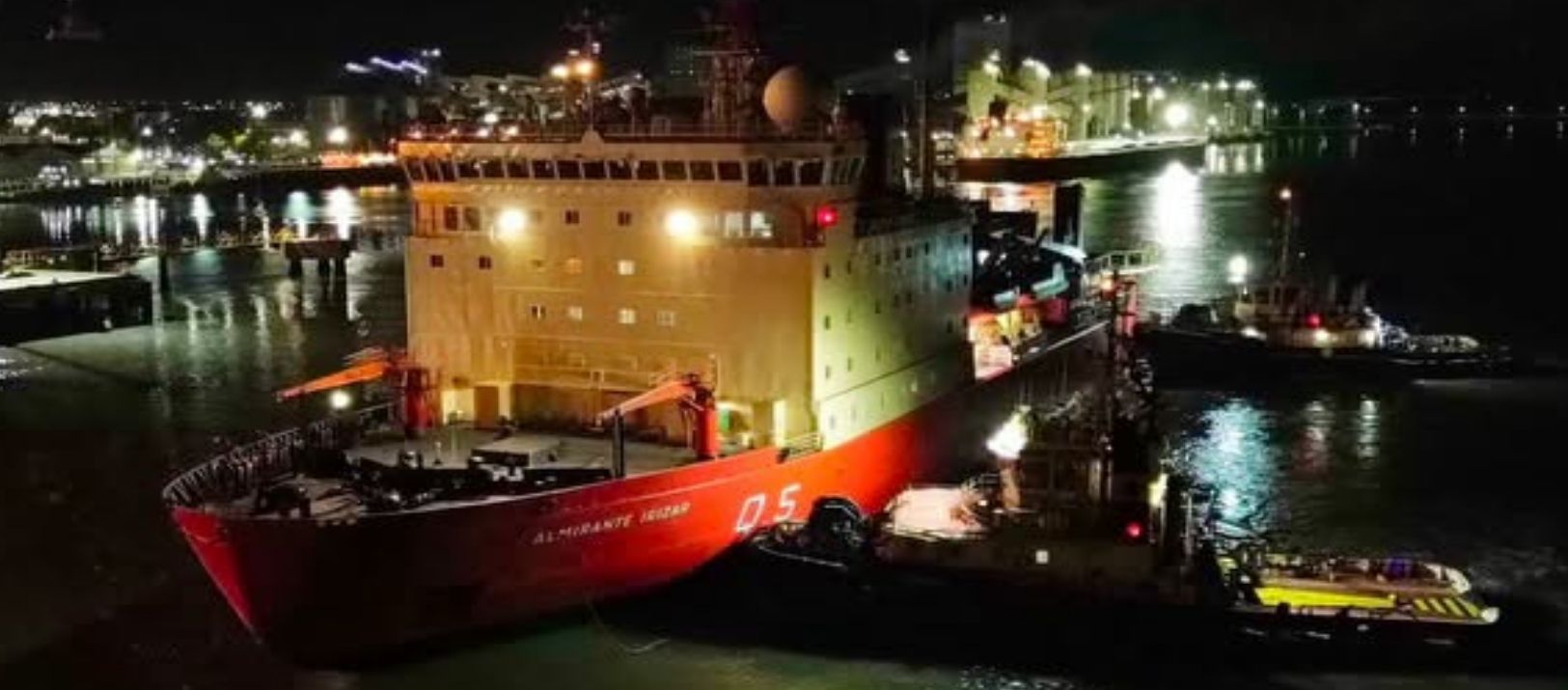 Imagen de la noticia: El ARA Almirante Irízar llegó a Bahía Blanca y abre sus puertas al público
