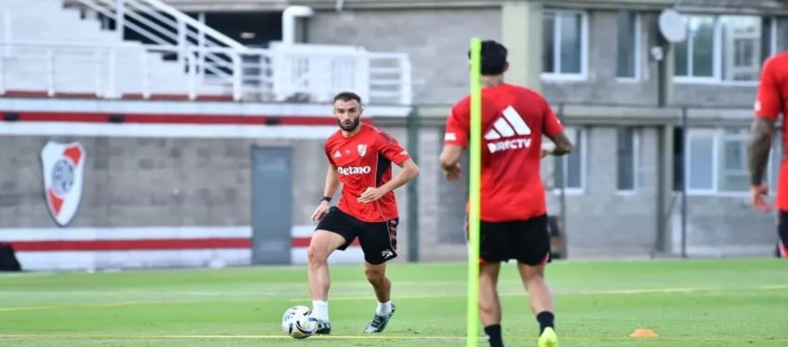 Imagen de la noticia: La dirigencia de River negó la reincorporación del bahiense Pezzella al plantel