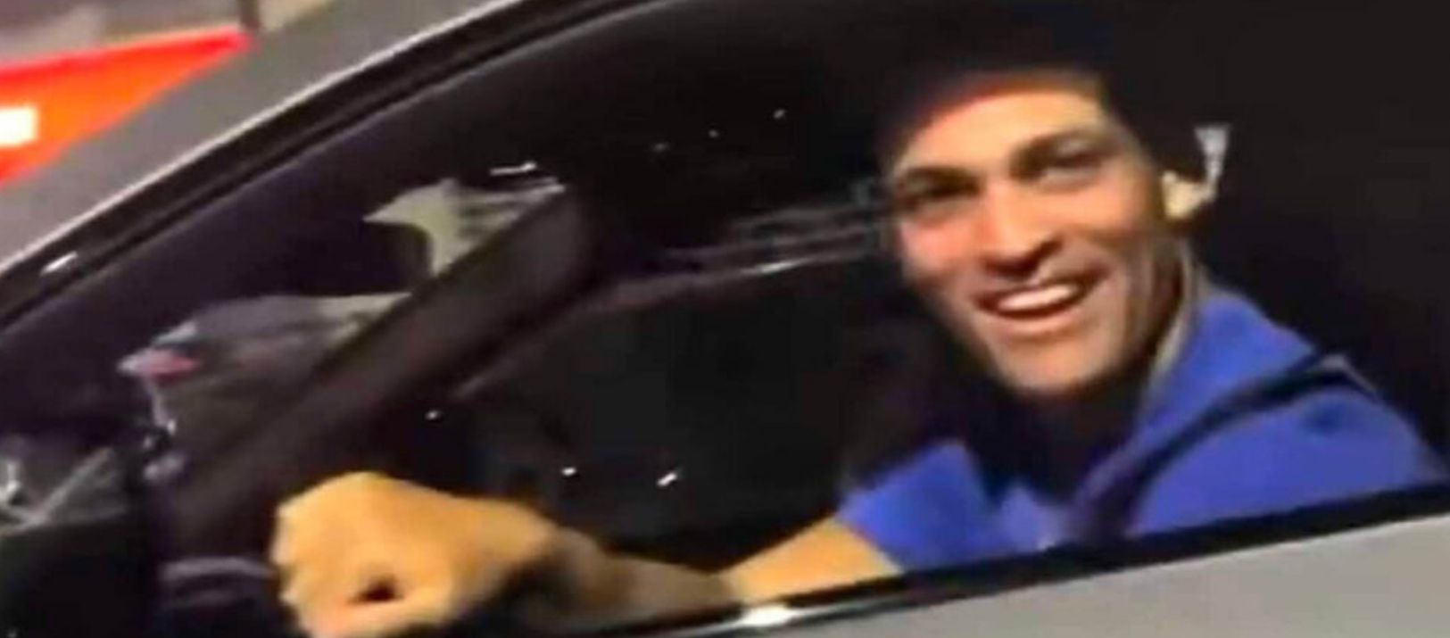 Imagen de la noticia: Sorprendieron a Lautaro Martínez en su auto y le cantaron el "feliz cumpleaños"