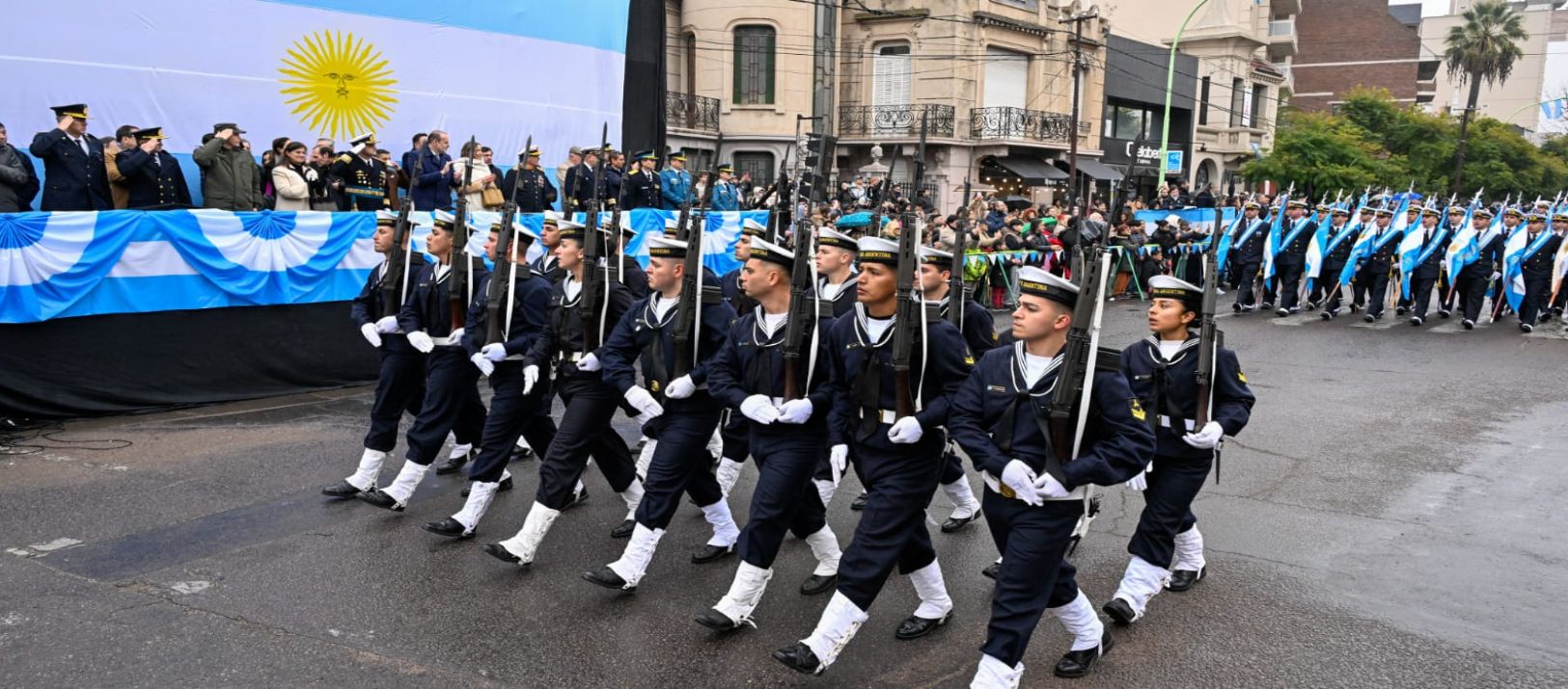 Imagen de la noticia: Repasá en imágenes lo que fue el tradicional desfile por el 9 de Julio en Bahía