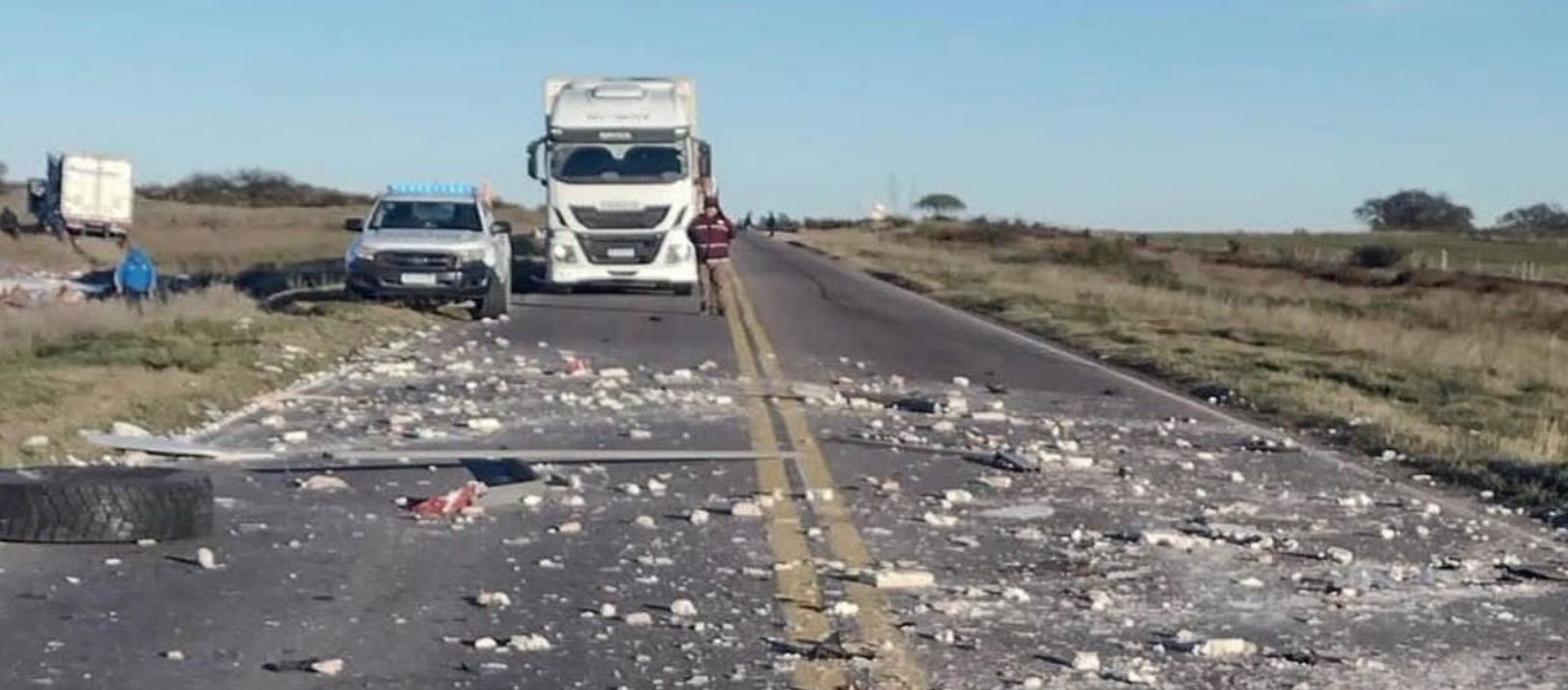Imagen de la noticia: Fuerte choque entre dos camiones en la Ruta 22: un conductor resultó herido