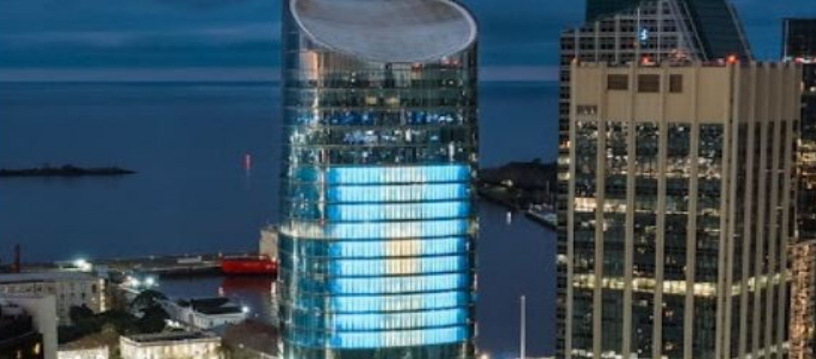 Imagen de la noticia: La bandera mas grande del país se luce hoy en el edificio del Banco Macro