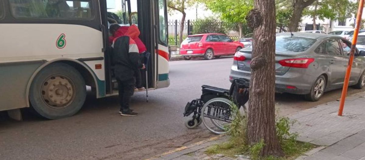 Imagen de la noticia: Estacionó mal y no dejó subir al colectivo a una persona con discapacidad