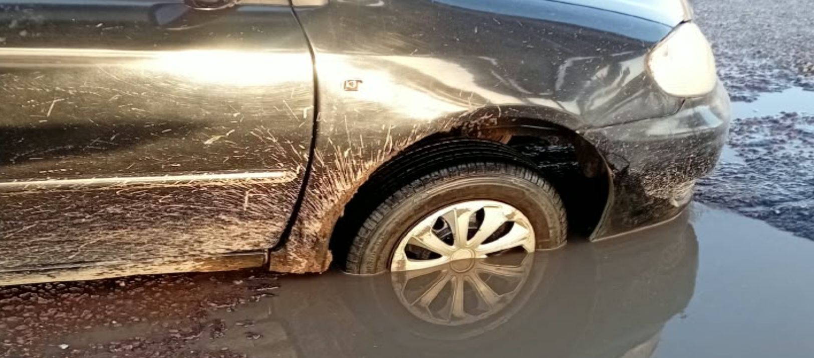 Imagen de la noticia: Su auto quedó atrapado en un gran pozo en la Ruta 3