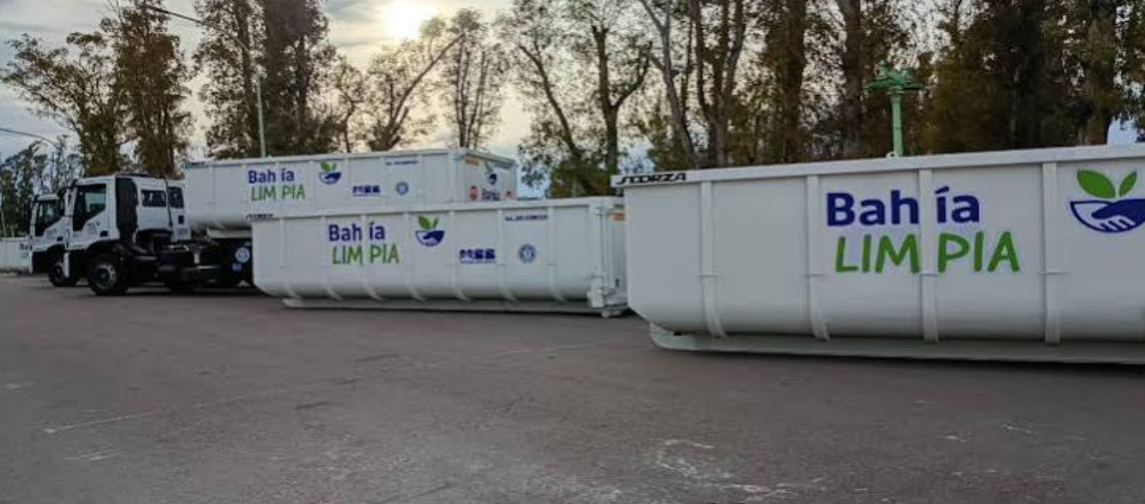 Imagen de la noticia: Nuevos camiones y bateas para reforzar el programa Bahía Limpia