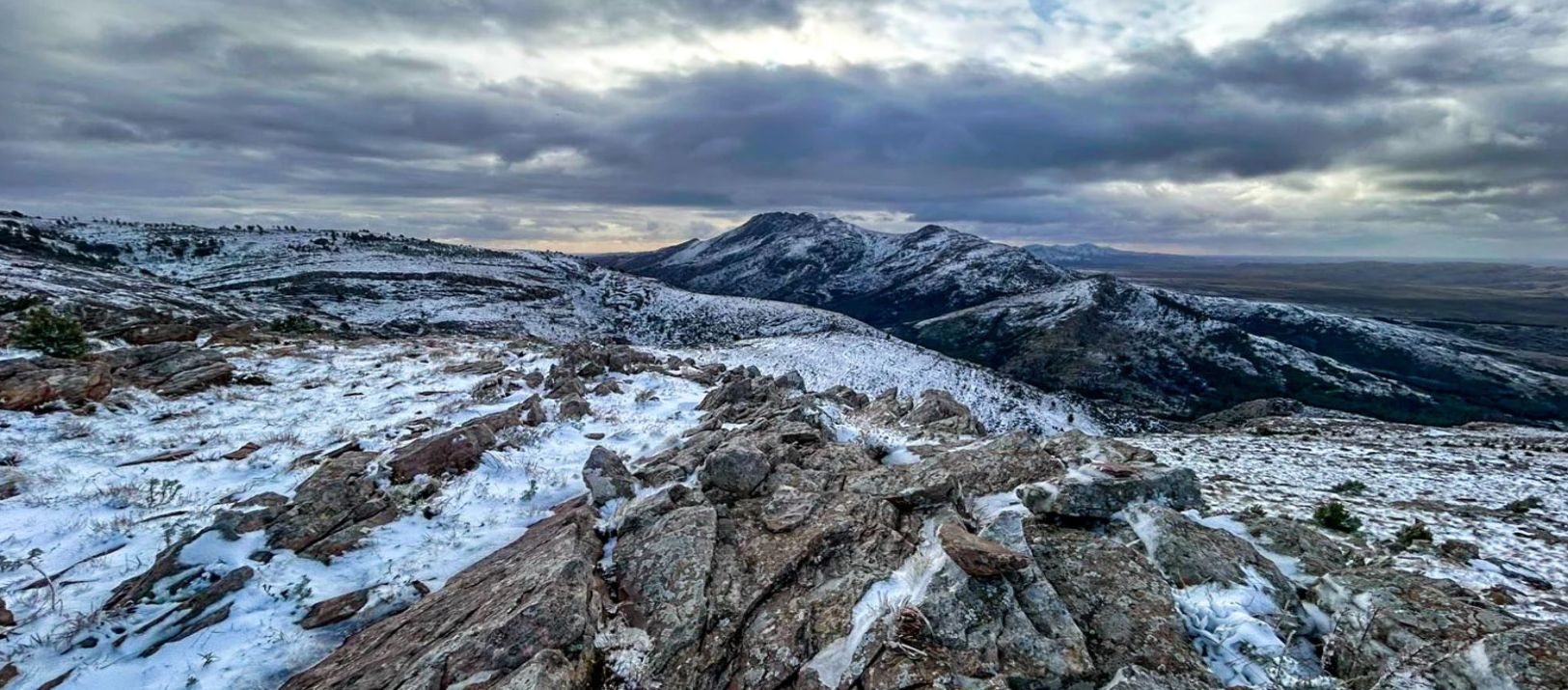 Imagen de la noticia: Sierra de la Ventana amaneció con presencia de nieve en la cima de los cerros