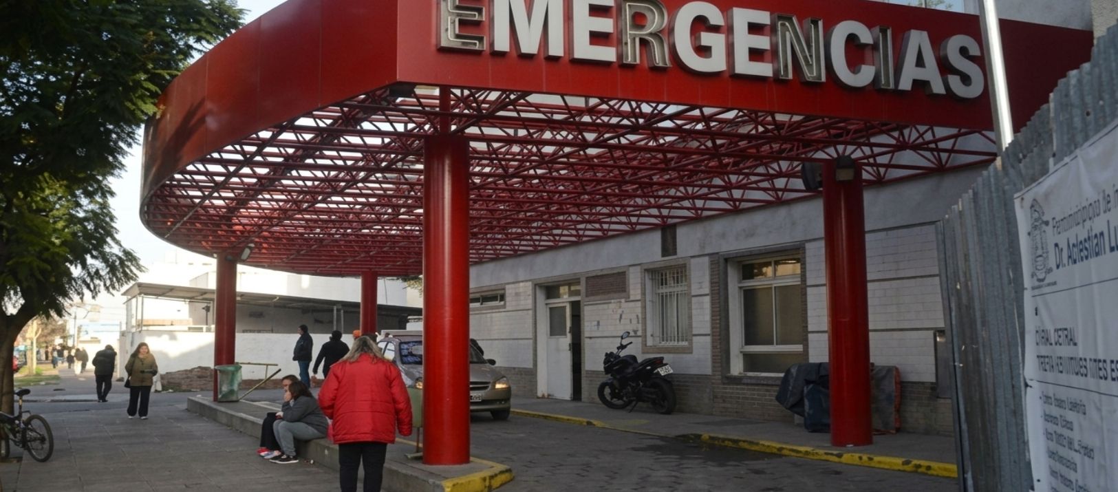 Imagen de la noticia: Un motociclista chocó contra un auto estacionado en el Barrio Universitario