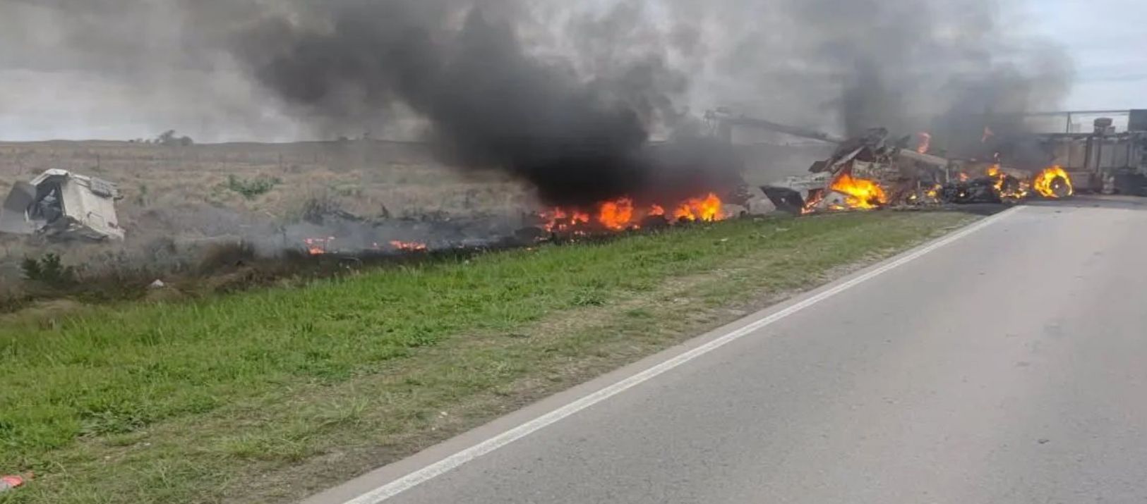 Imagen de la noticia: Dos camioneros murieron tras un choque y un incendio en una ruta de La Pampa