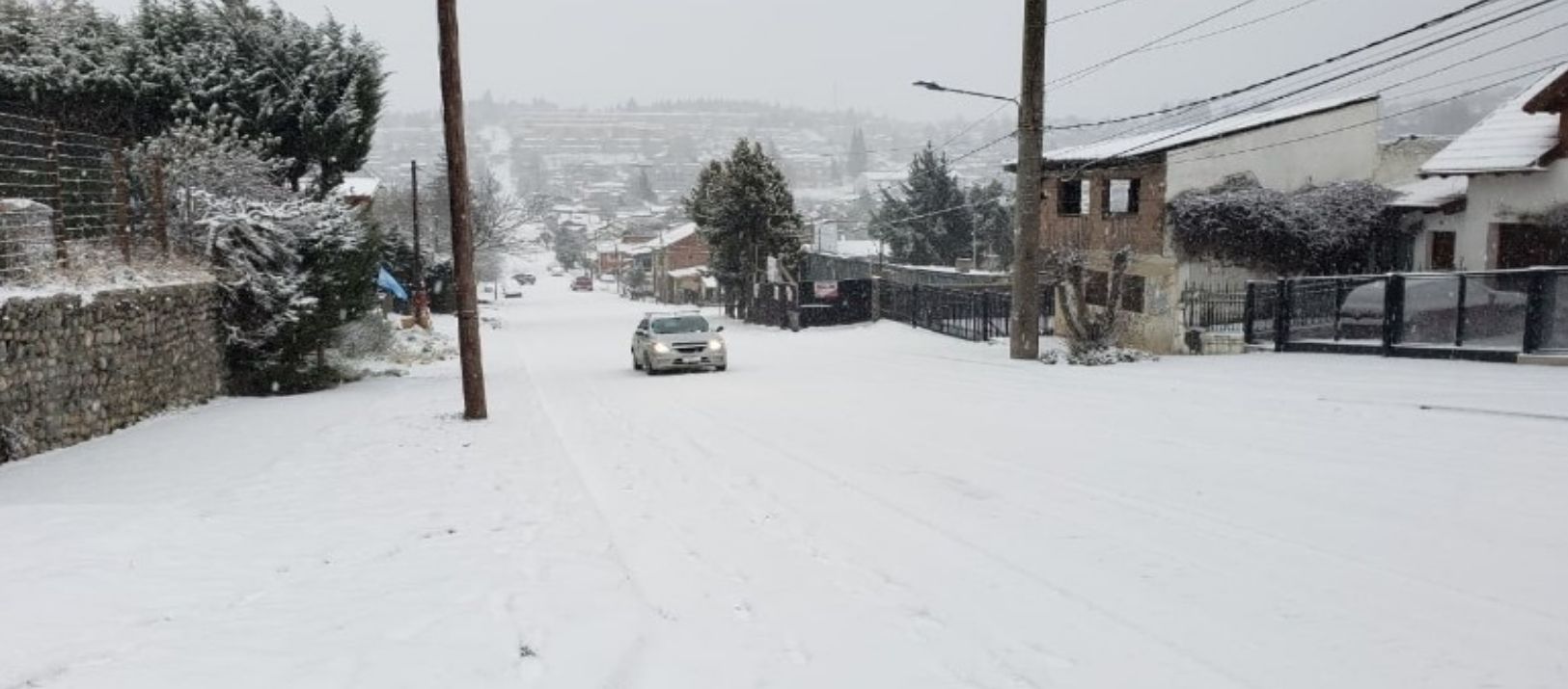 Imagen de la noticia: Fuertes nevadas complican la circulación y suspenden las clases en Río Negro