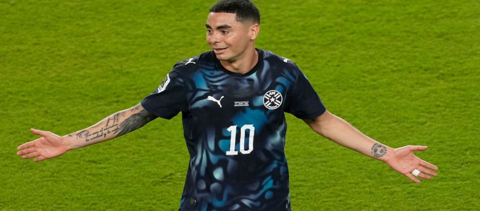 Imagen de la noticia: El Mundial tuvo su primera expulsión por taparse la boca