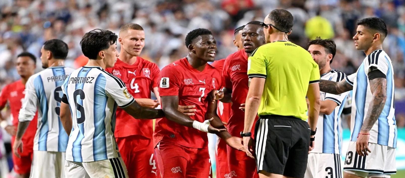 Imagen de la noticia: Jugada clave: por qué le quitaron la amarilla a Paredes y echaron a Embolo