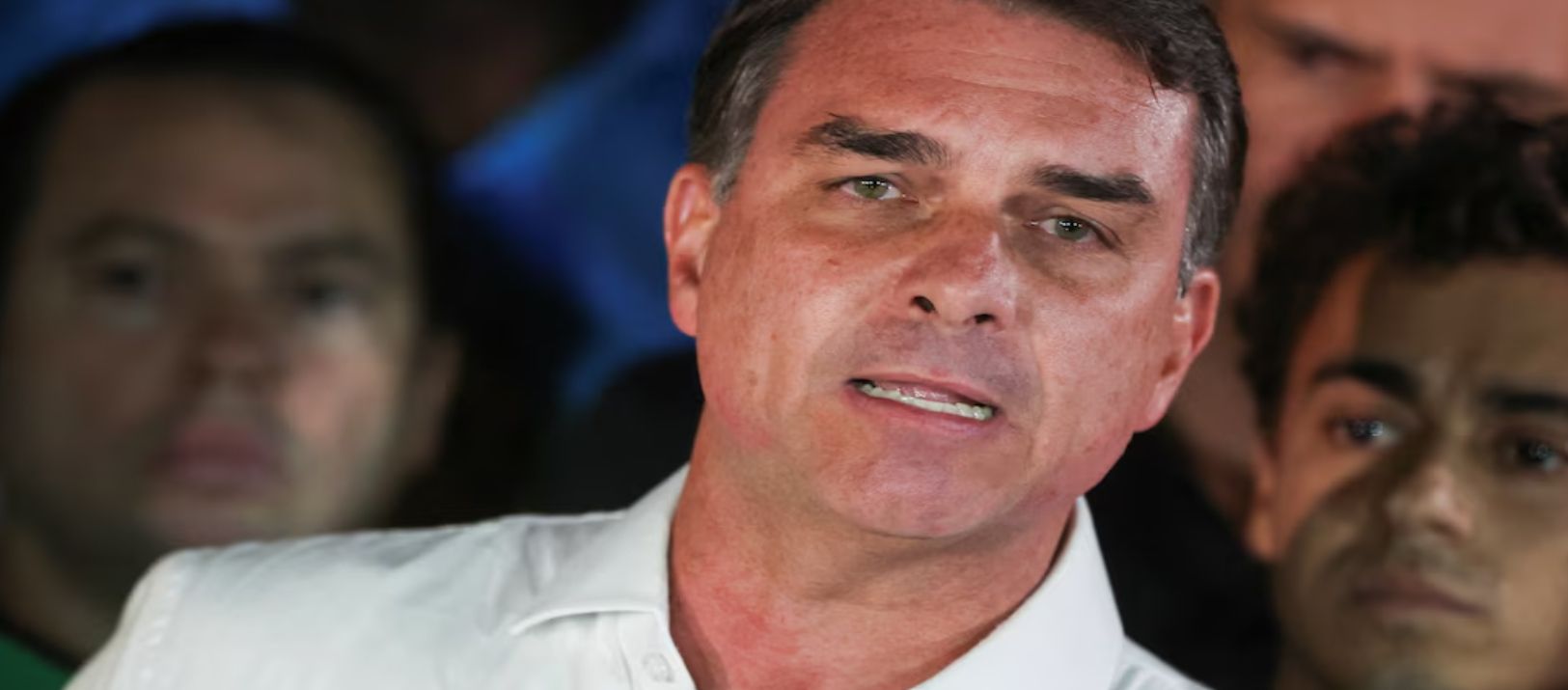 Imagen de la noticia: Flávio Bolsonaro habría cruzado a la Argentina para volar a Estados Unidos