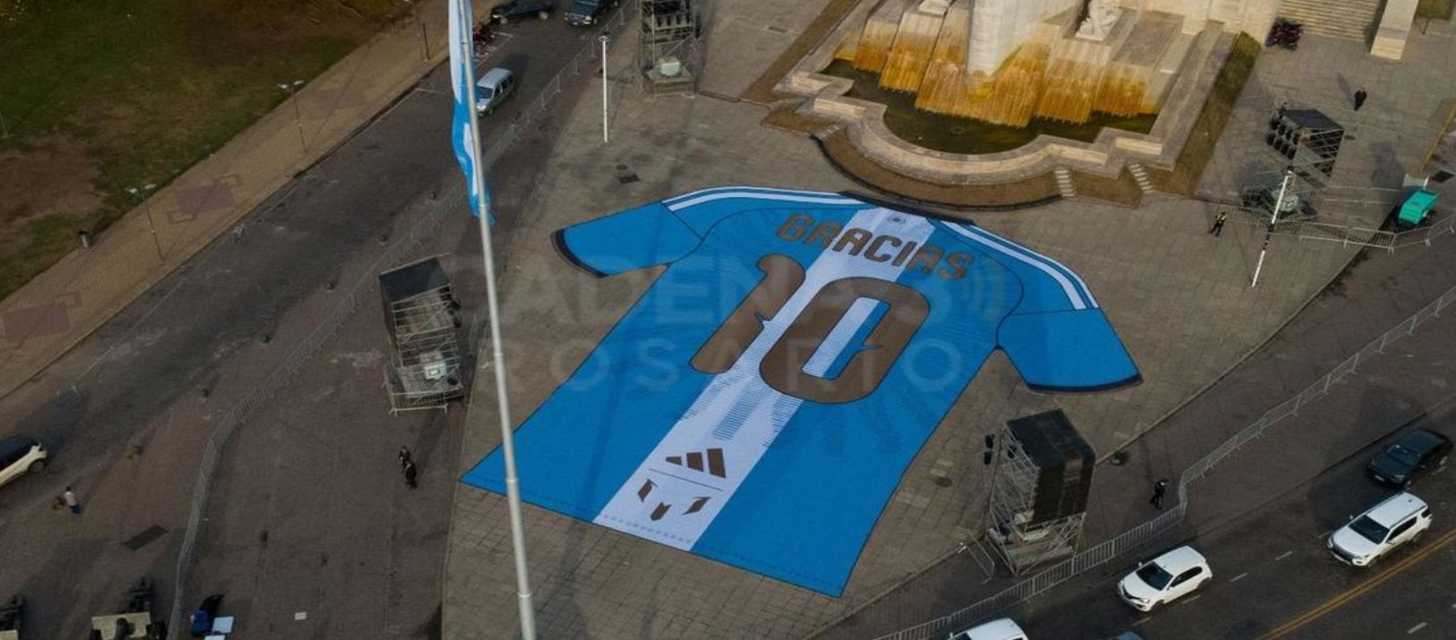 Imagen de la noticia: Desplegaron una camiseta gigante de Messi frente al Monumento a la Bandera