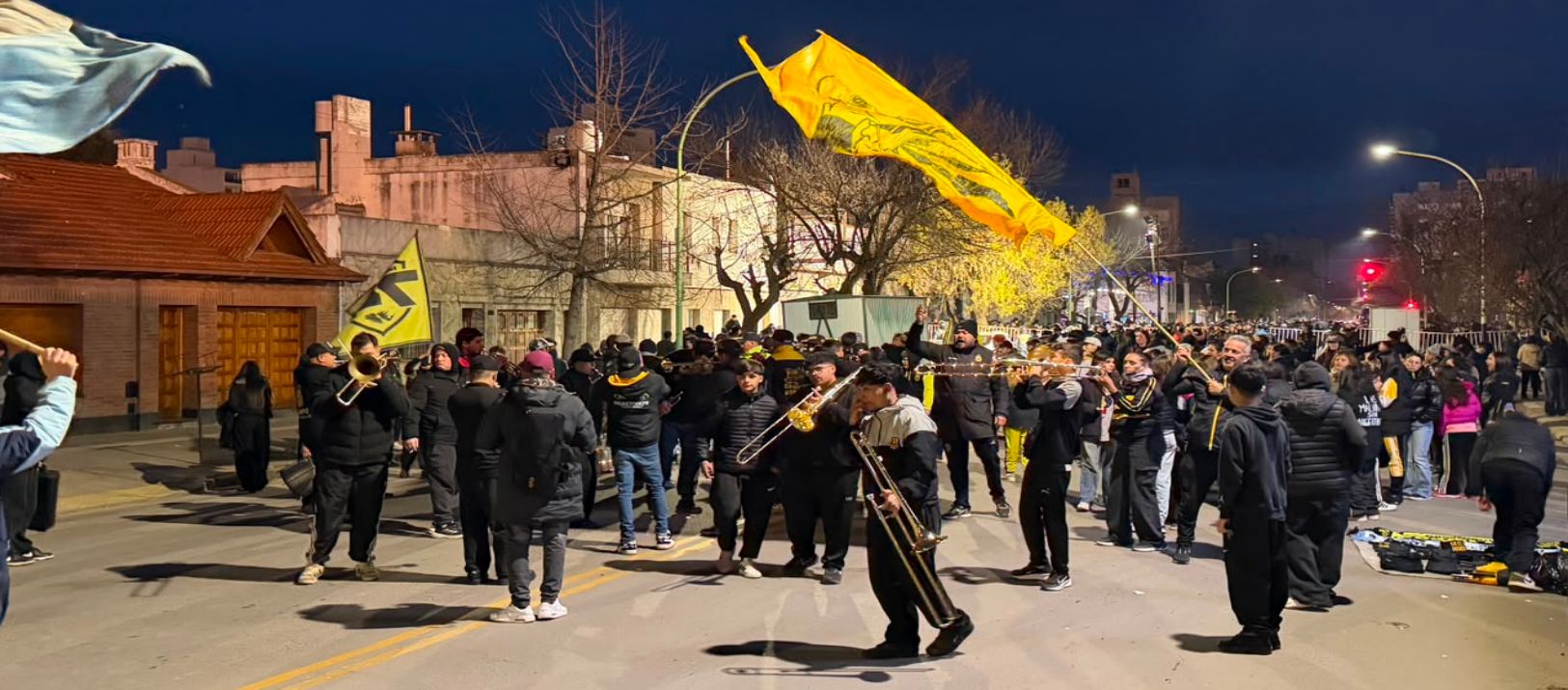 Imagen de la noticia: Olimpo - Villa Mitre: la llegada de los hinchas al Roberto Carminatti