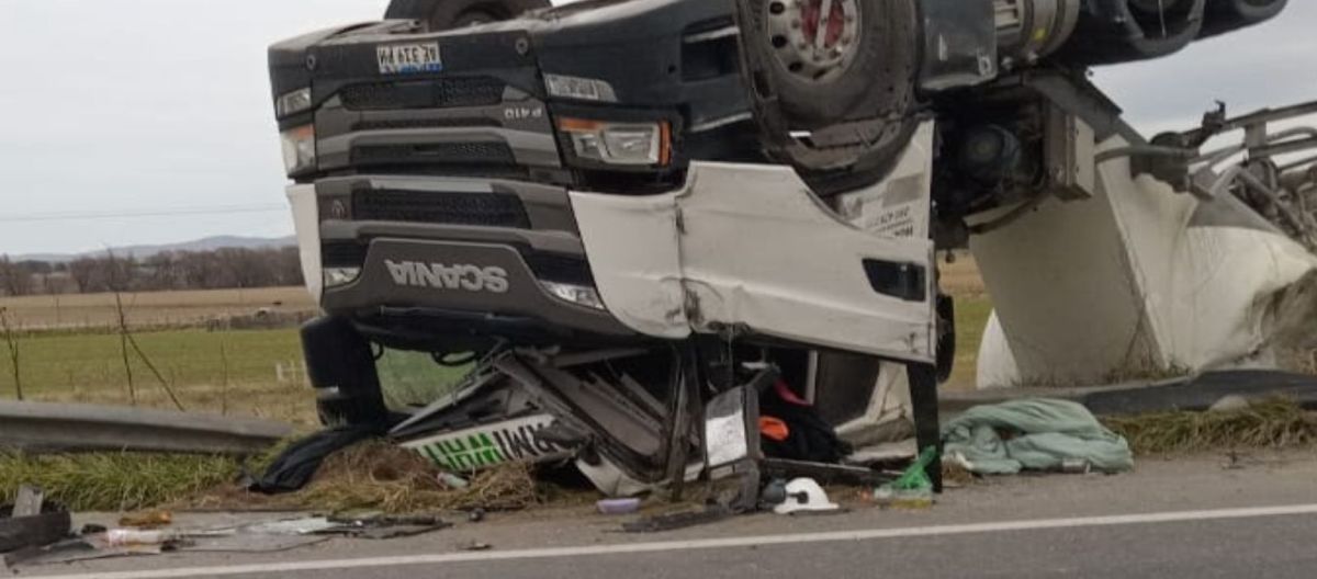 Imagen de la noticia: Impresionante vuelco en la ruta 51