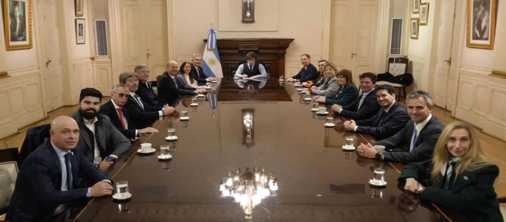 Imagen de la noticia: Luego de casi un mes, Milei volvió a Casa Rosada para reunirse con su Gabinete