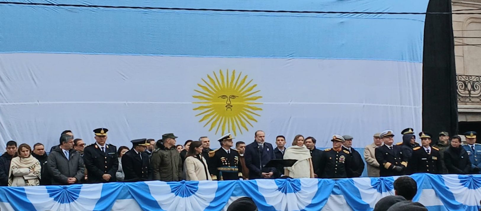 Imagen de la noticia: El intendente encabezo los festejos por el 9 de Julio
