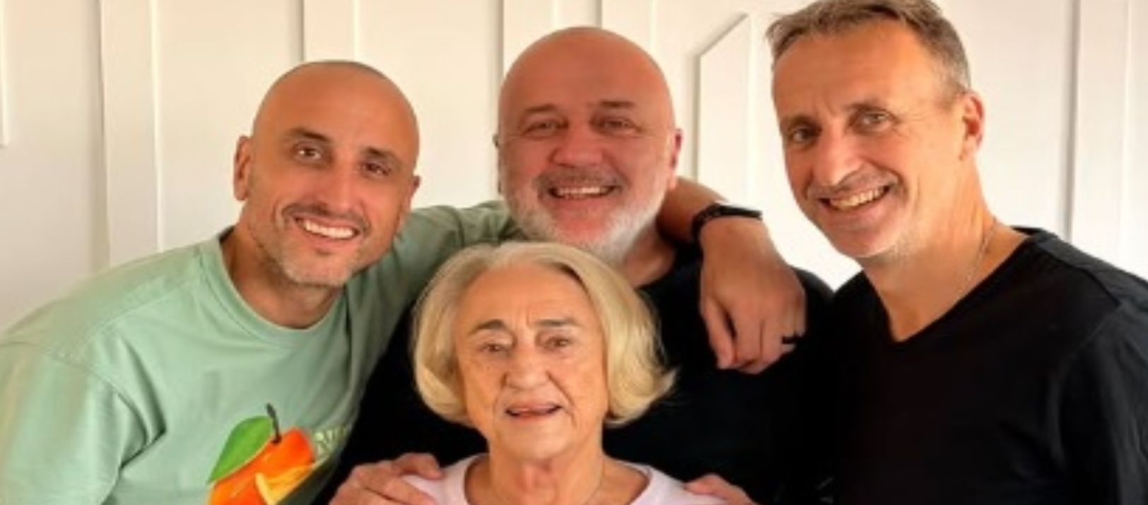 Imagen de la noticia: Luego de su paso por Mendoza, Manu Ginóbili viajó a Bahía para visitar a su mamá