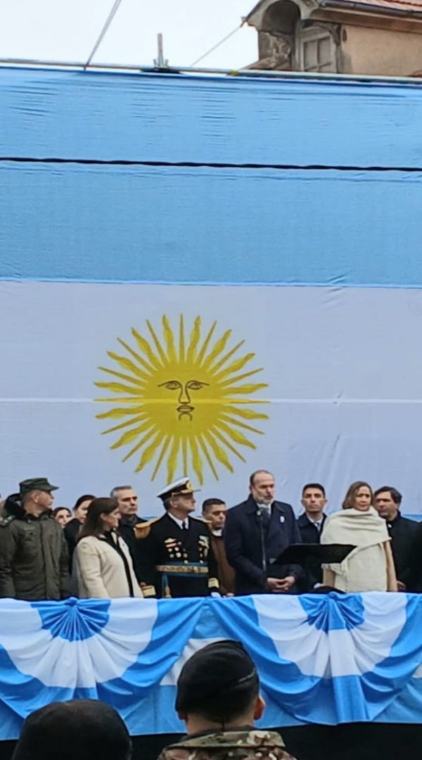 Imagen de la noticia: El intendente encabezo los festejos por el 9 de Julio