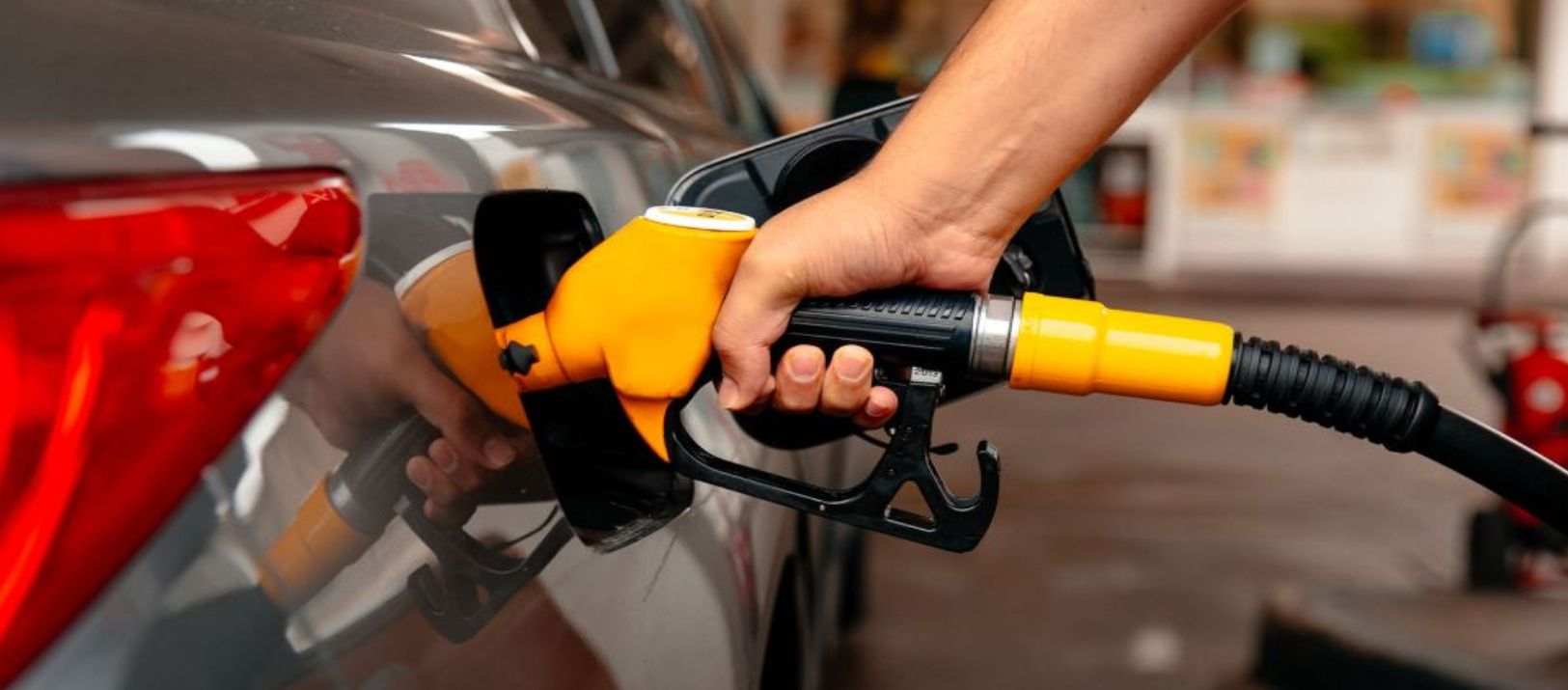 Imagen de la noticia: El Gobierno frenó otra vez la suba de impuestos a la nafta y el gasoil