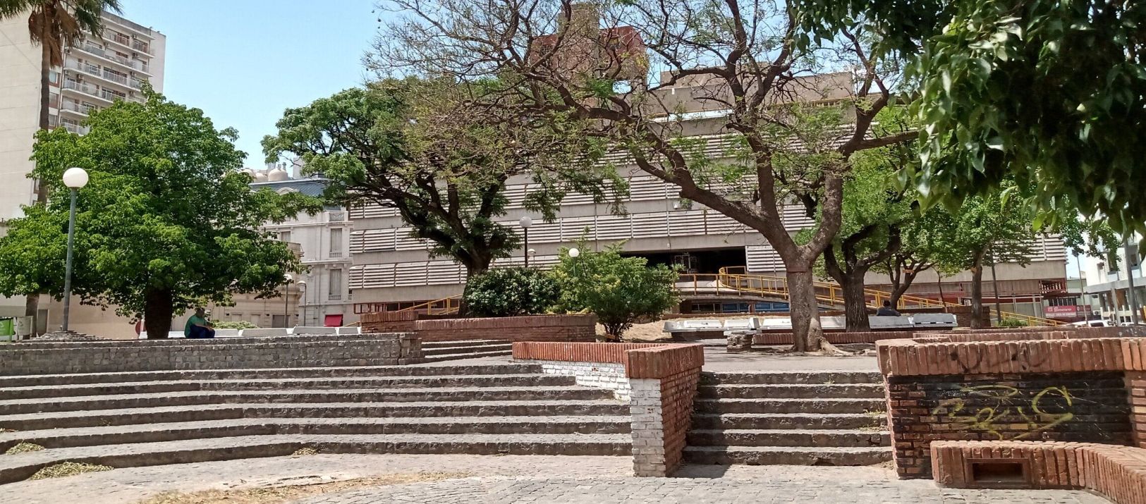 Imagen de la noticia: Ferido violento: robo y pelea en la plaza Del Sol