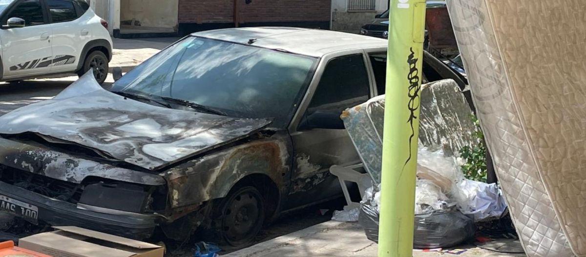 Imagen de la noticia: Barrio Napostá: autos abandonados y basura a 10 meses de la inundación
