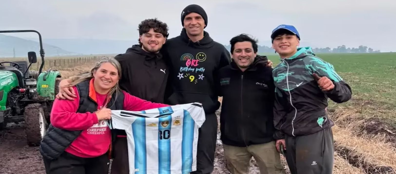 Imagen de la noticia: Dibu Martínez quedó varado en el barro y agradeció a quienes lo ayudaron