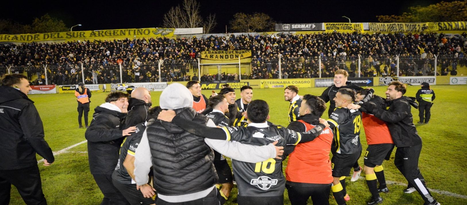 Imagen de la noticia: Repasá las mejores imágenes del clásico entre Olimpo y Villa Mitre