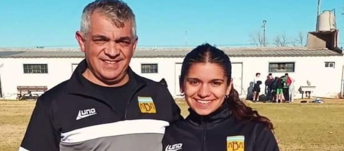 Imagen de la noticia: La misma pasión: Spinella y su hija dirigieron un partido de Menores