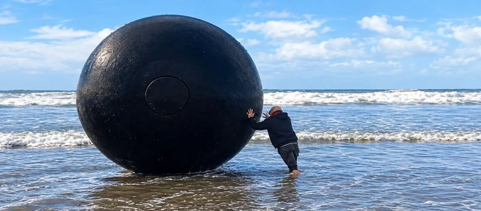 Imagen de la noticia: El temporal arrastró una gran estructura que apareció en una playa de la zona