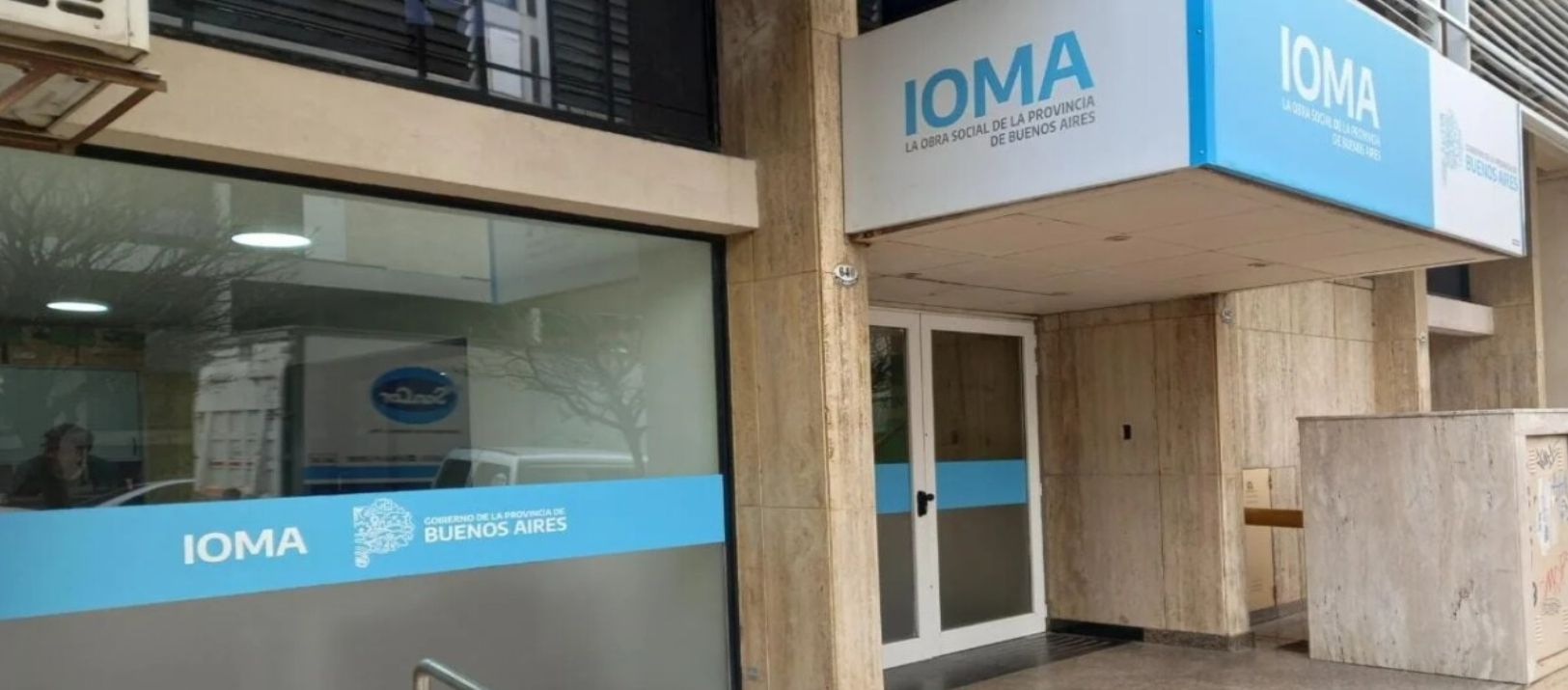 Imagen de la noticia: Familias de personas con discapacidad protestan frente a IOMA