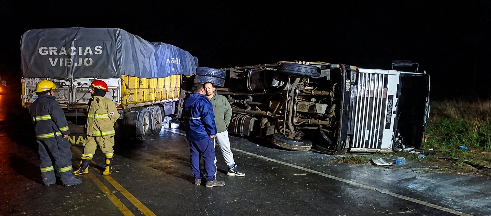 Imagen de la noticia: Corte total en la Ruta 51 por el vuelco de un camión cerca del paraje Fra-Pal