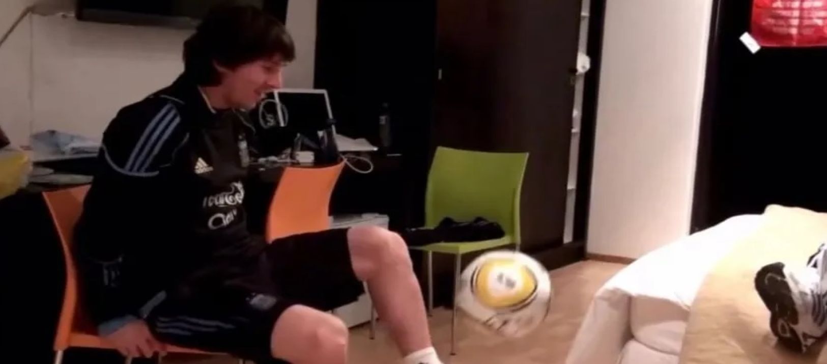 Imagen de la noticia: Se viralizó un genial video de Messi durante la concentración en el Mundial 2010