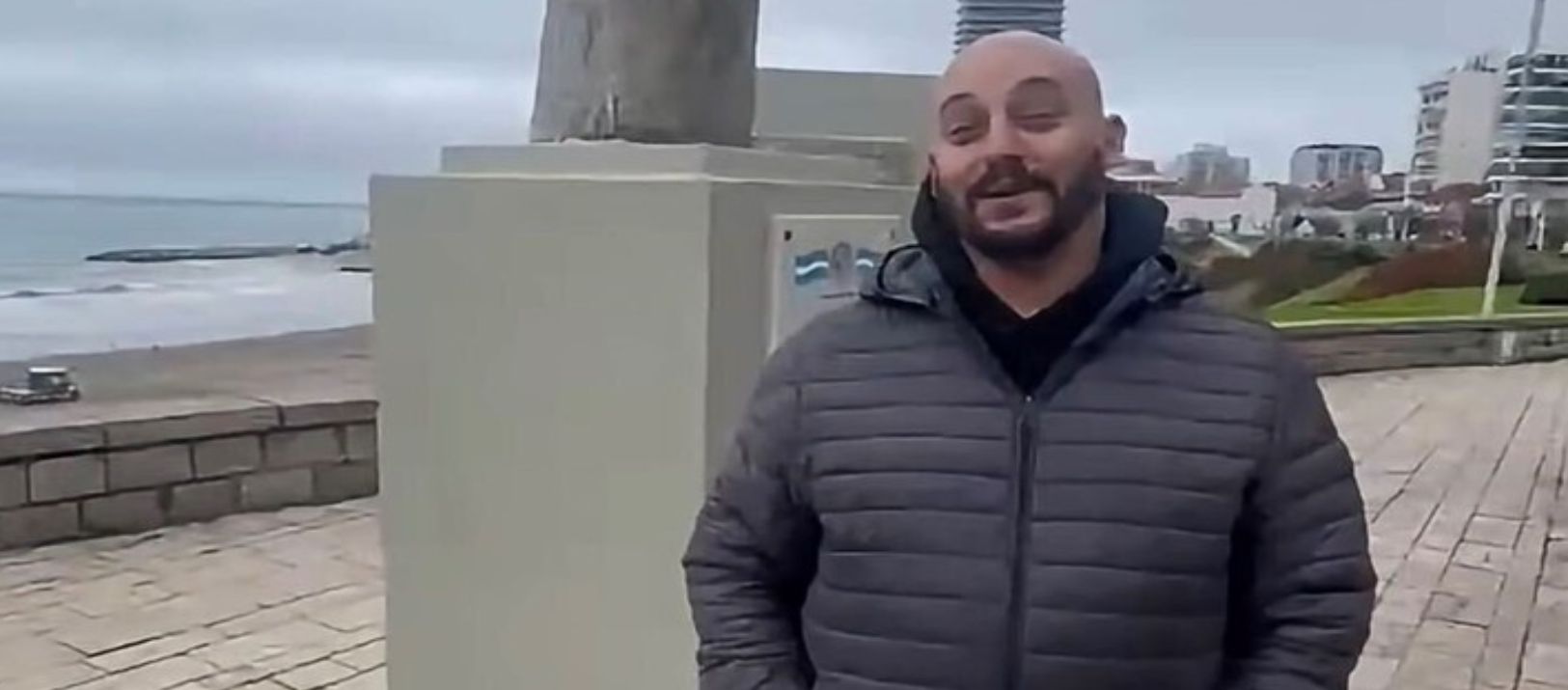 Imagen de la noticia: Albertito Olmedo le pidió casamiento a su novia frente al monumento de su padre