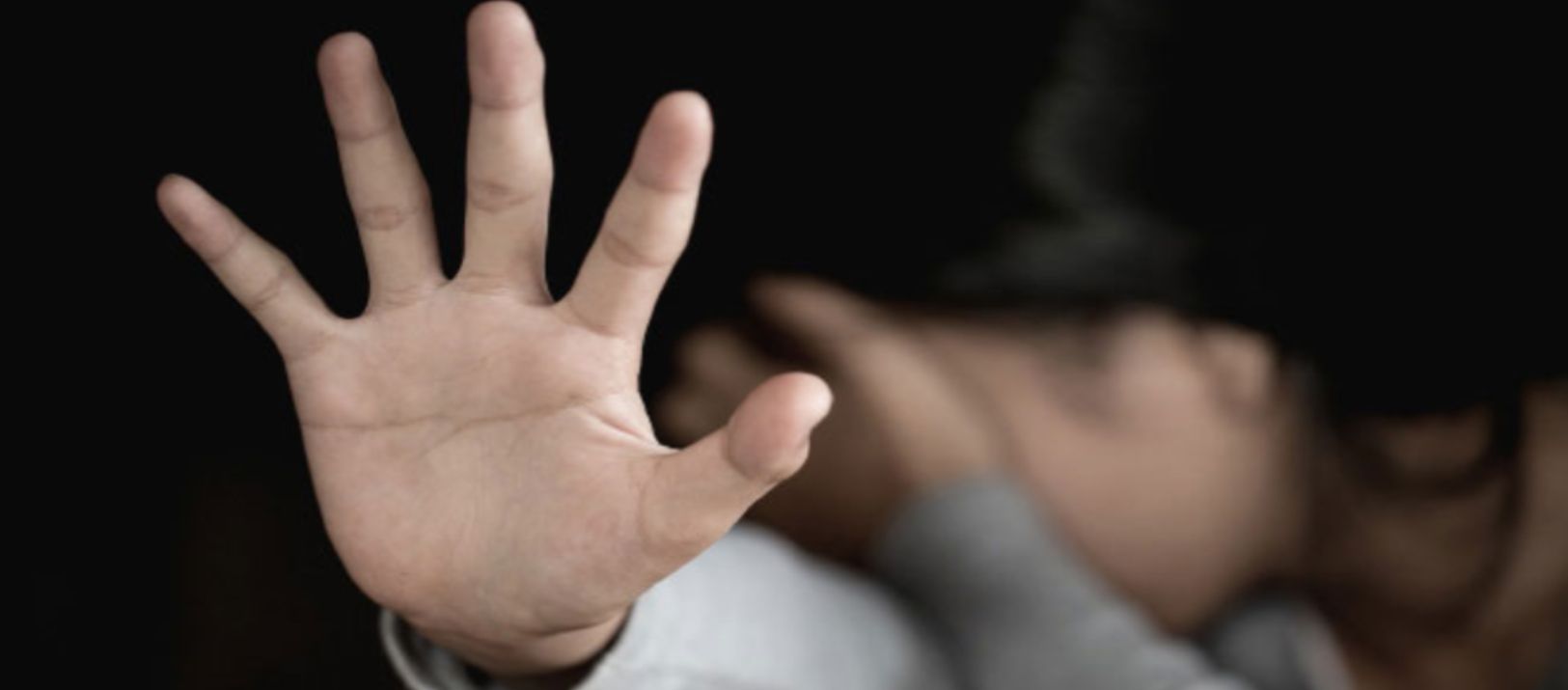 Imagen de la noticia: Condenan a un hombre a seis años y medio de cárcel por abusar de su hija