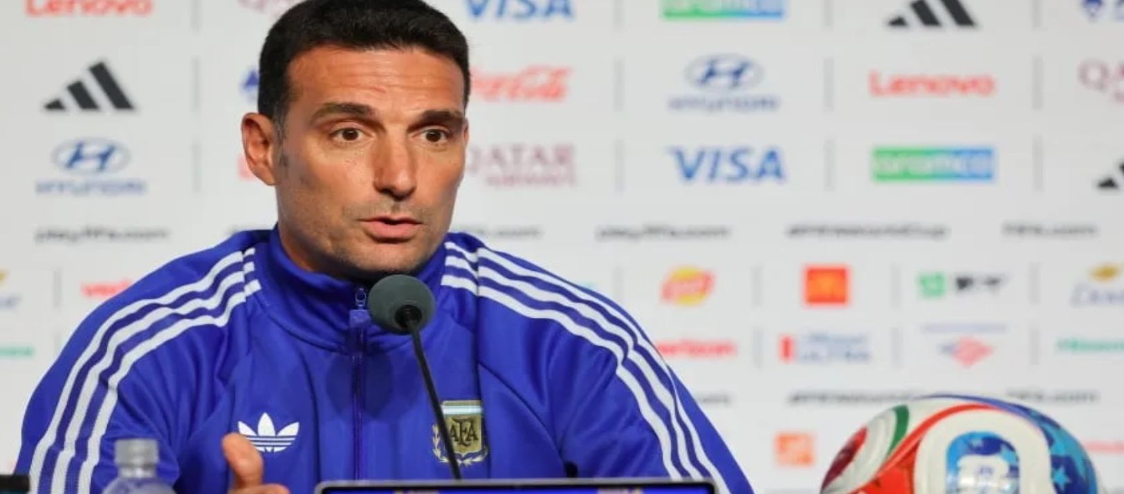 Imagen de la noticia: En la conferencia previa a Egipto, Lionel Scaloni confirmó a Paredes de titular