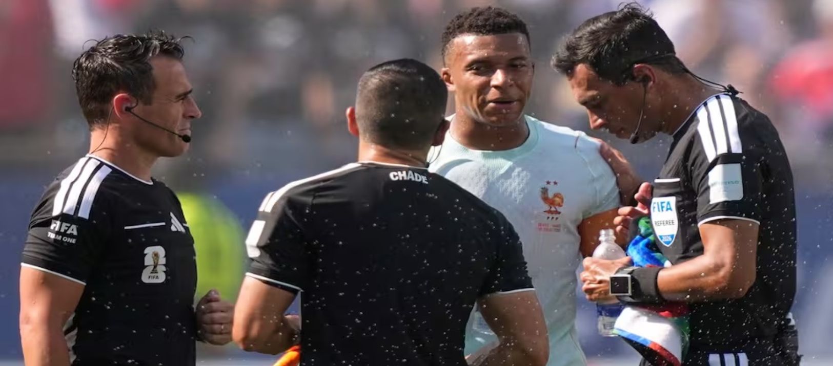 Imagen de la noticia: Con un buen arbitraje de Tello, Francia venció a Marruecos y es semifinalista