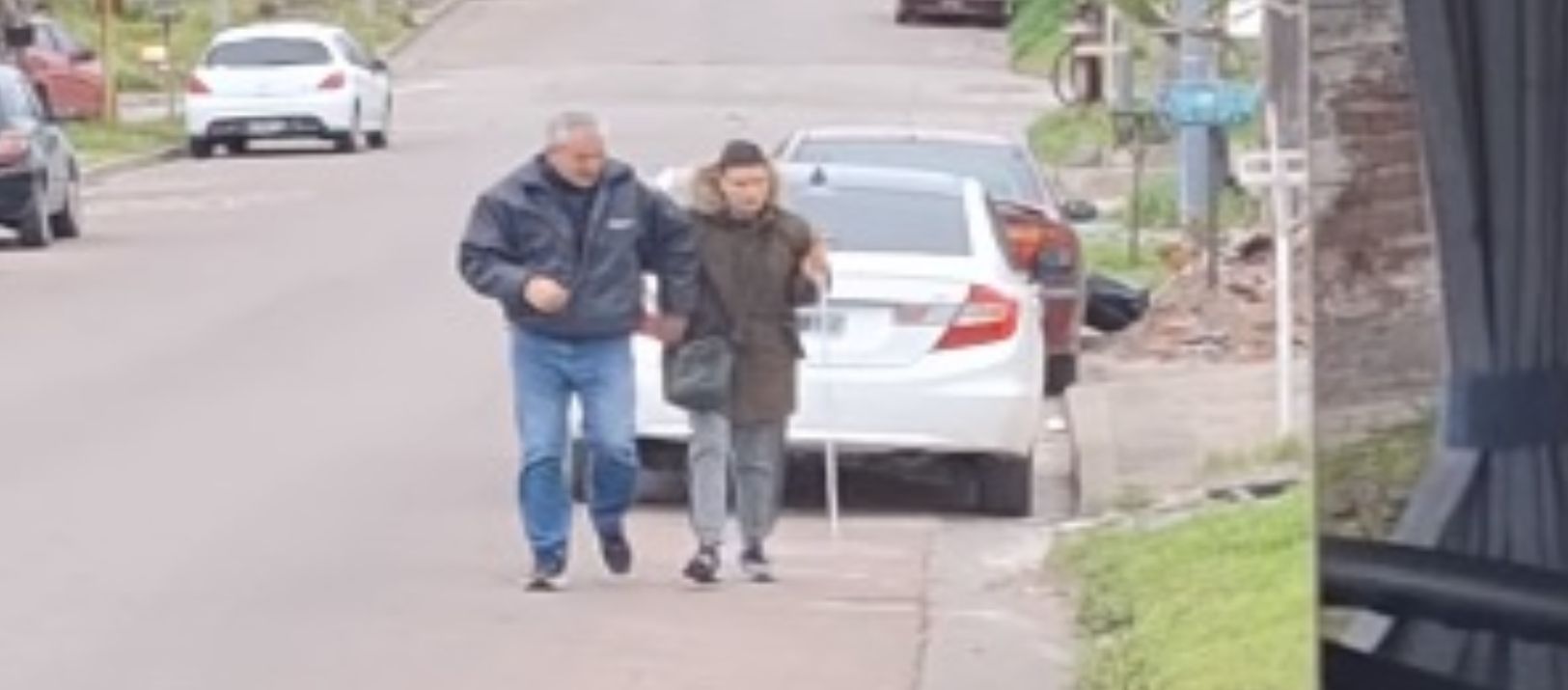 Imagen de la noticia: El gran gesto que tuvo un chofer de la 513 con un joven con discapacidad visual