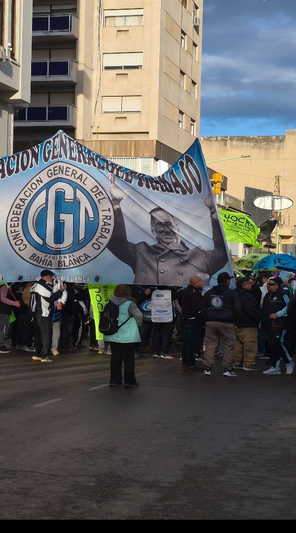 Imagen de la noticia: Se realizó en las calles del centro bahiense la marcha contra la Ley de Tierras