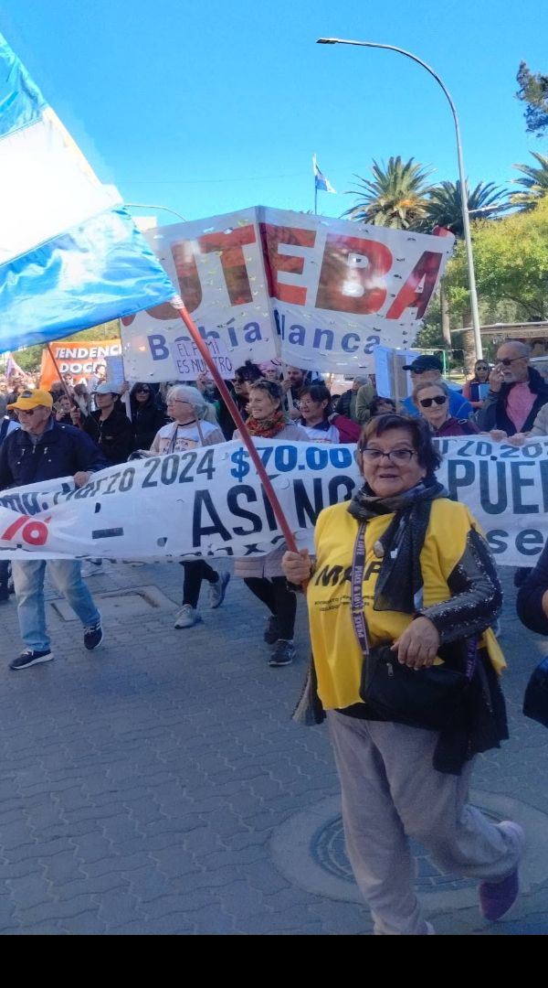 Imagen de la noticia: "Estamos obligados a endeudarnos para llegar a fin de mes", afirman los docentes