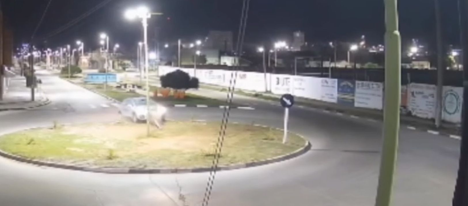 Imagen de la noticia: Ingeniero White: un hombre se descompensó y se llevó puesta una rotonda