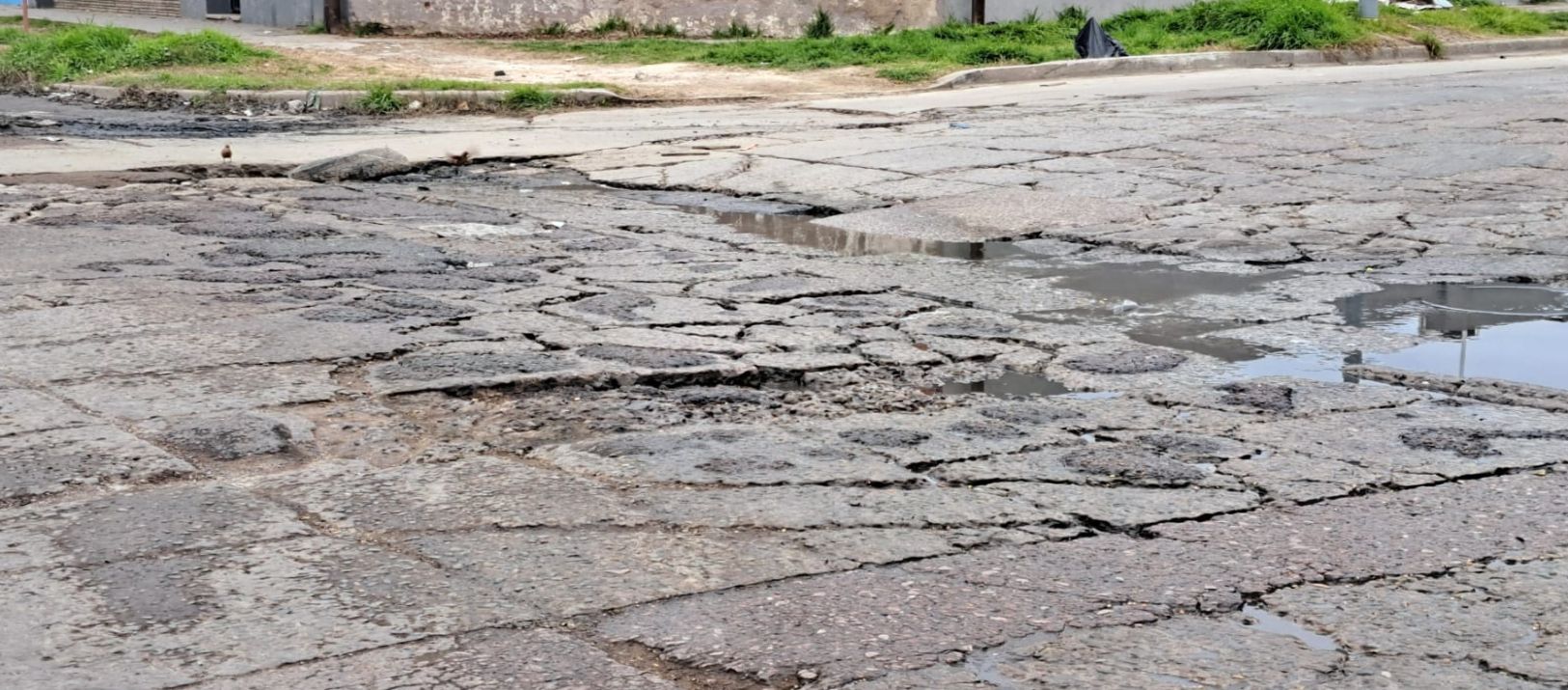 Imagen de la noticia: Vecinos denuncian el pésimo estado de la esquina de Saavedra y Piedrabuena